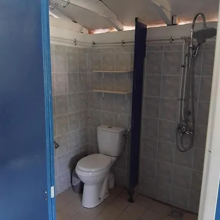 Emplacement Calme Et Arbore Camping